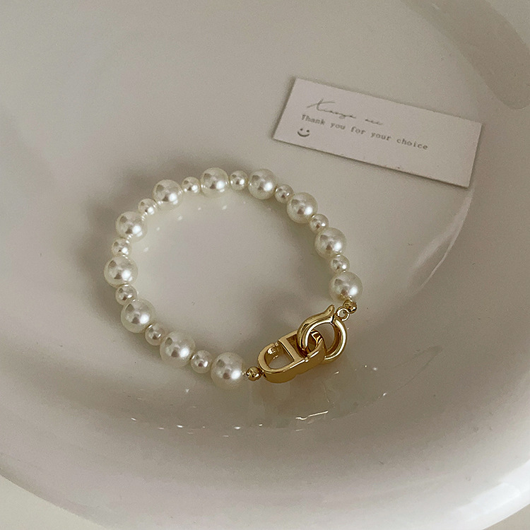 D buckle pearl bracelet