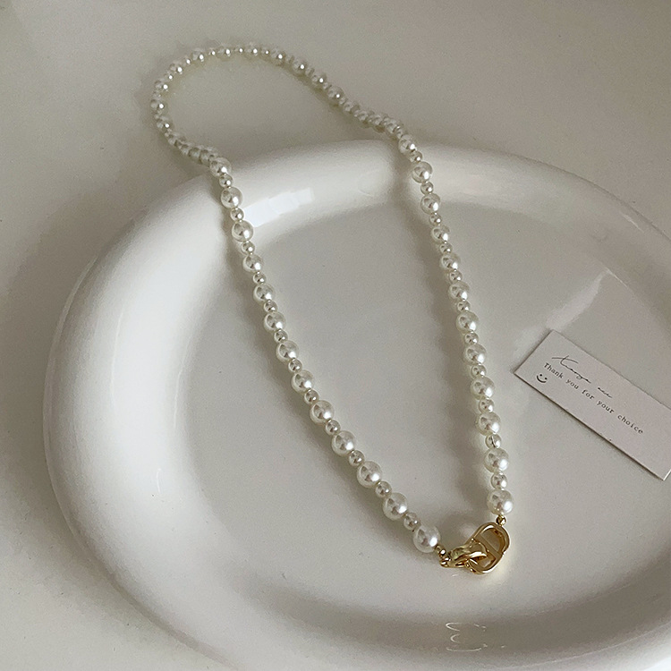 D buckle pearl necklace
